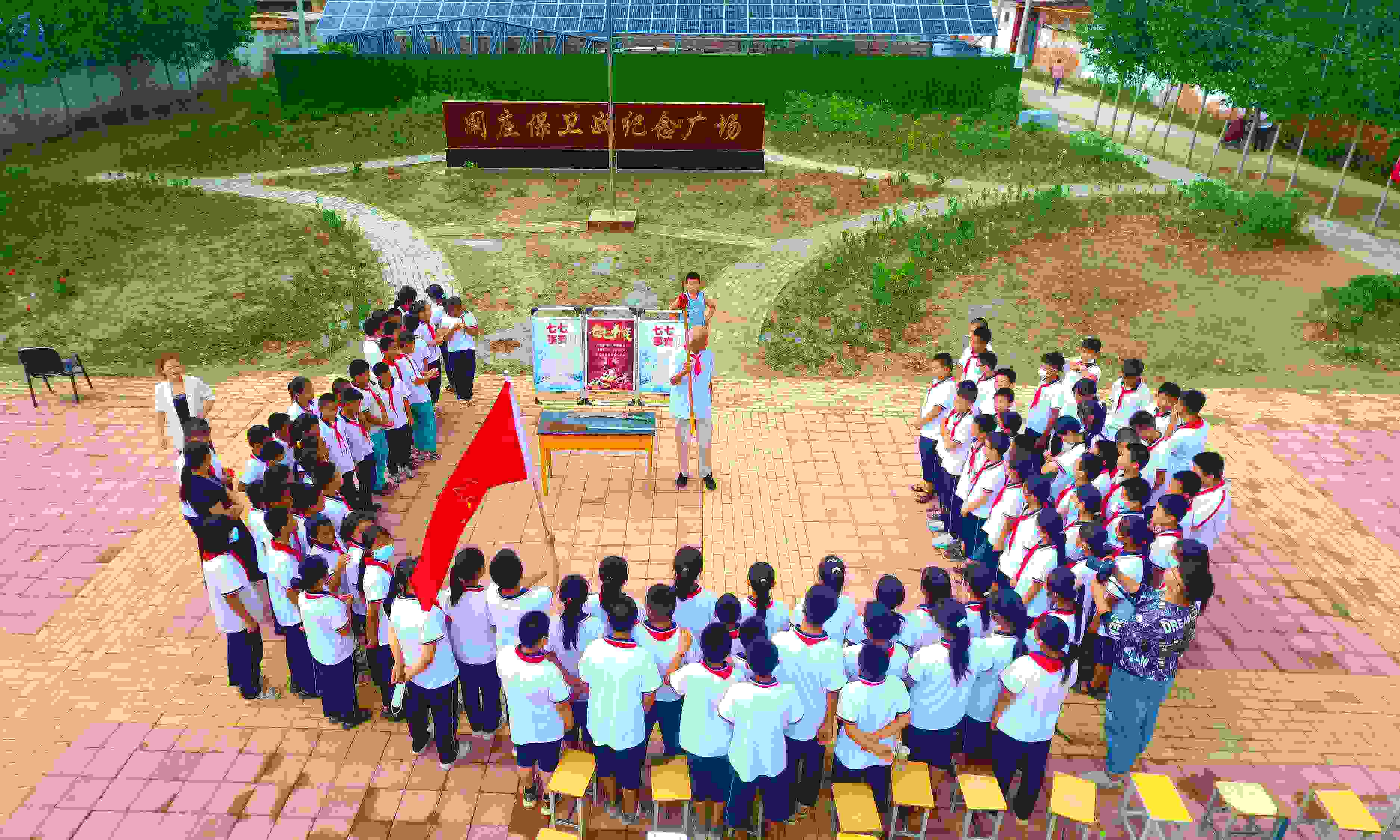 2022年7月6日，山東省聊城市，在茌平區(qū)菜屯鎮(zhèn)闞莊村的闞莊保衛(wèi)戰(zhàn)紀(jì)念廣場(chǎng)，闞莊保衛(wèi)戰(zhàn)親歷者王光木老人為小學(xué)生們講述抗戰(zhàn)故事，展示大刀、長(zhǎng)矛。