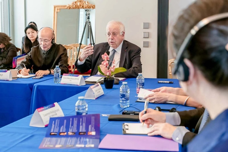 法蘭西科學(xué)院副院長、巴黎地理學(xué)會主席讓-羅伯特·馬里·皮特先生發(fā)言（圖片：中國傳媒大學(xué)