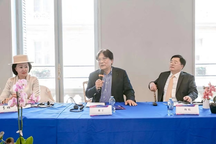 法中交流促進(jìn)會會長、作家、翻譯家、法國最高榮譽(yù)騎士勛章獲得者亞丁發(fā)言（圖片：中國傳媒大學(xué)