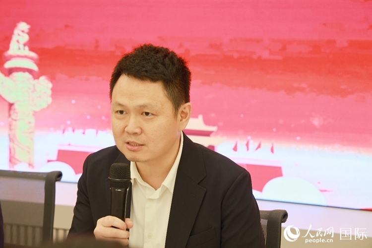 中國(guó)駐里約熱內(nèi)盧總領(lǐng)館副總領(lǐng)事王尉育在座談會(huì)上致辭。人民網(wǎng)記者 陳海琪攝