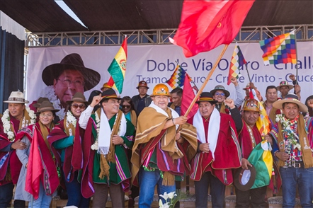 奧魯羅公路項目開工儀式現(xiàn)場，?？偨y(tǒng)路易斯·阿爾塞宣布項目開工。中國中鐵供圖