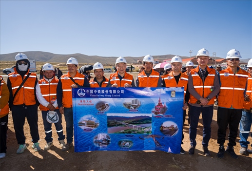 奧魯羅公路項目開工儀式現(xiàn)場，中國中鐵員工代表合影。中國中鐵供圖