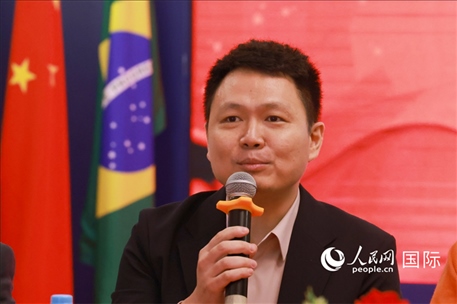 中國駐里約熱內(nèi)盧總領(lǐng)館副總領(lǐng)事王尉育在座談會上致辭。人民網(wǎng)記者 陳海琪攝