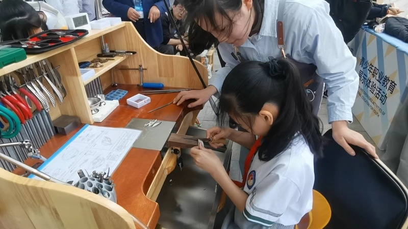 中小學生在現(xiàn)場進行職業(yè)教育體驗 人民網(wǎng)記者 崔競文攝