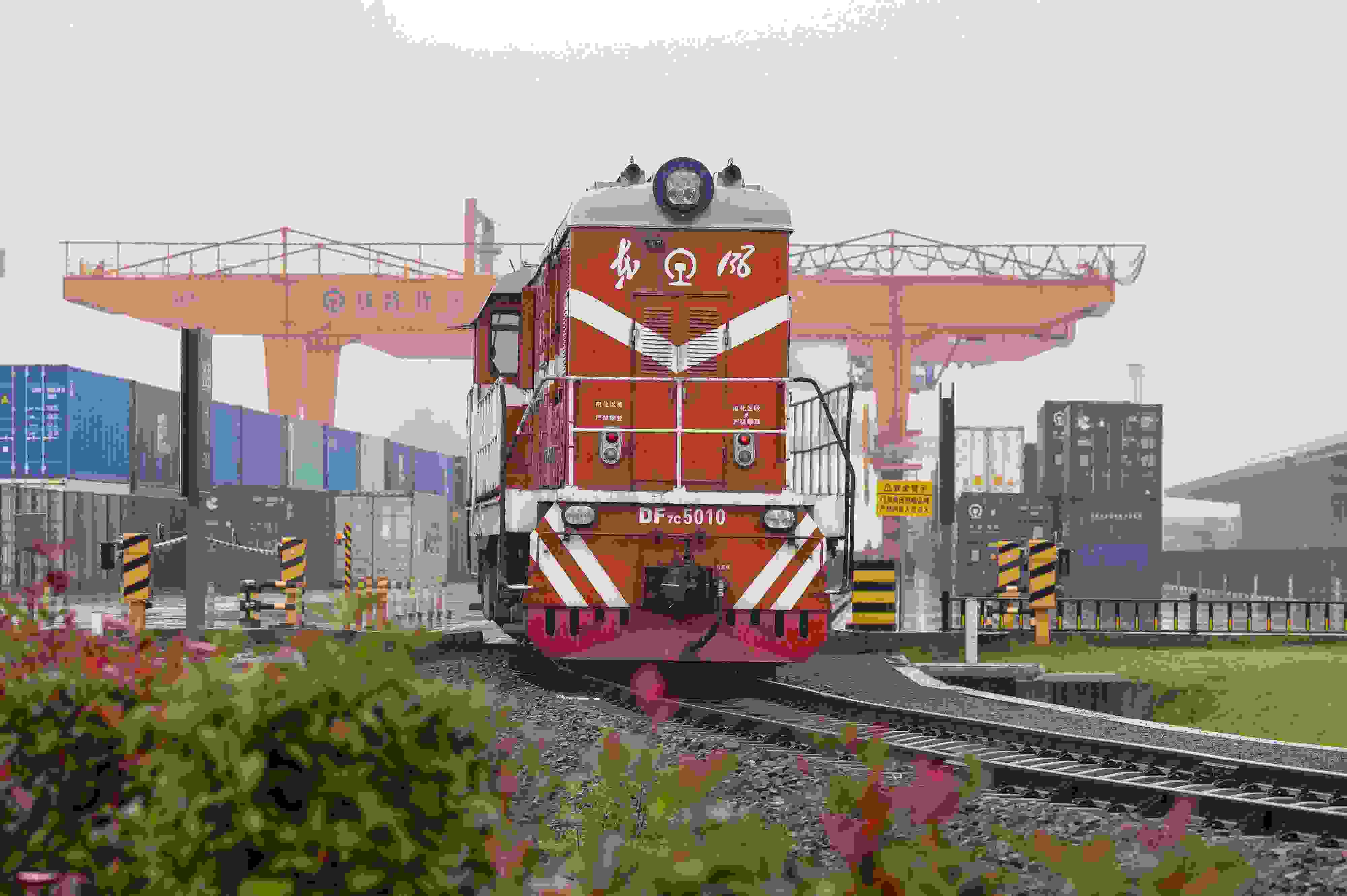 2024年5月5日，“五一”假期最后一天。在浙江省金華市金東區(qū)鐵路金華南站，一列滿載110標(biāo)箱的中歐班列緩緩啟程駛往匈牙利。