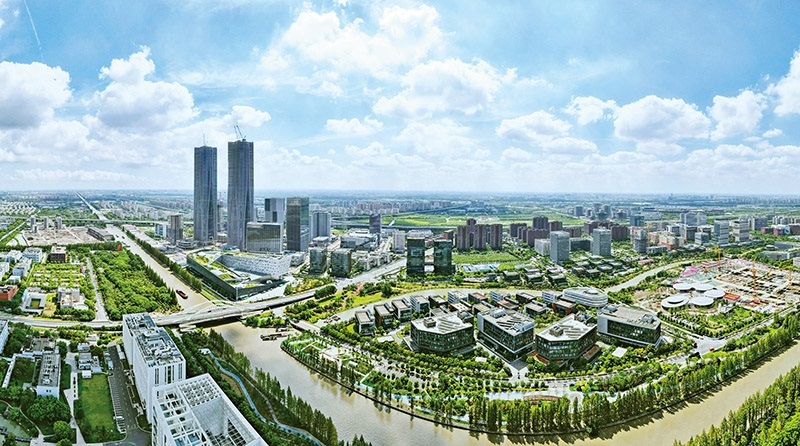 建立全國第一個國際貿(mào)易“單一窗口”，開設全國第一批自由貿(mào)易賬戶，設立全國第一家外商獨資醫(yī)院、第一家外商獨資公募基金公司、第一家外商獨資汽車制造企業(yè)……中國（上海）自由貿(mào)易試驗區(qū)掛牌以來，誕生了若干個“全國第一”，在制造業(yè)、金融業(yè)等數(shù)十個開放領(lǐng)域，實現(xiàn)一批全國首創(chuàng)項目落地。圖為上海自貿(mào)區(qū)張江片區(qū)（2023年9月10日攝，無人機照片）。 新華社記者 方喆/攝