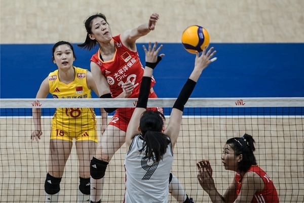 李盈瑩(上)扣球。圖片來源：國際排聯(lián)