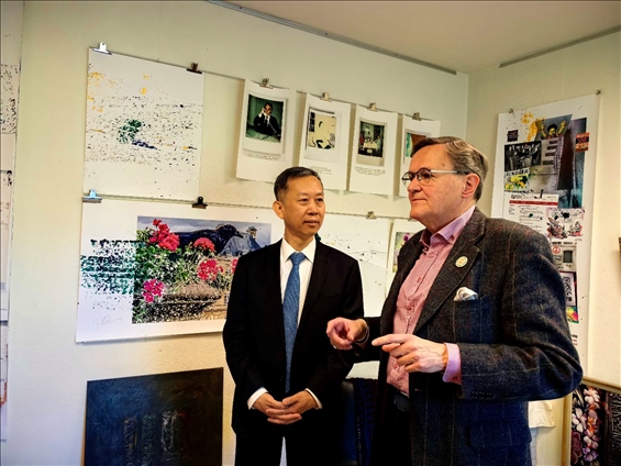 中國駐瑞典大使崔愛民和瑞典跨國和平與未來研究基金會主席約貝里。 中國駐瑞典大使館供圖