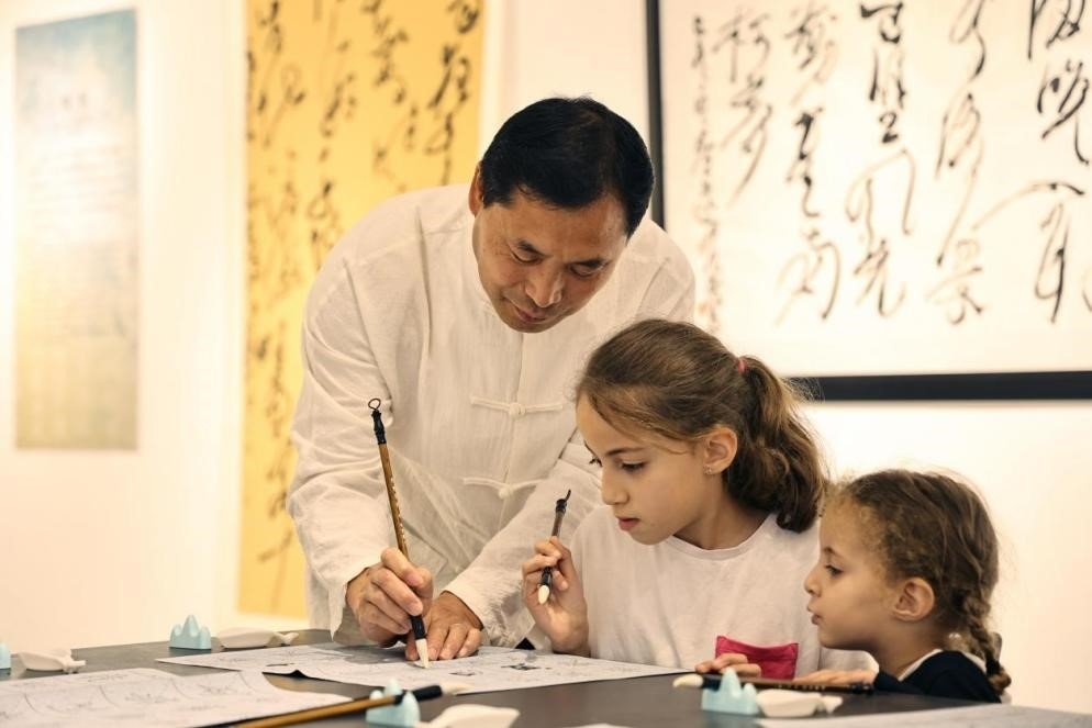 中國(guó)書法老師帶領(lǐng)現(xiàn)場(chǎng)觀眾體驗(yàn)書法。拉巴特中國(guó)文化中心供圖