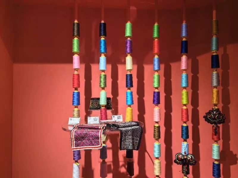 貴州省民族博物館內(nèi)展示的色彩斑斕的苗繡原材料及繡片（2024年4月27日攝）。新華社記者 楊欣 攝