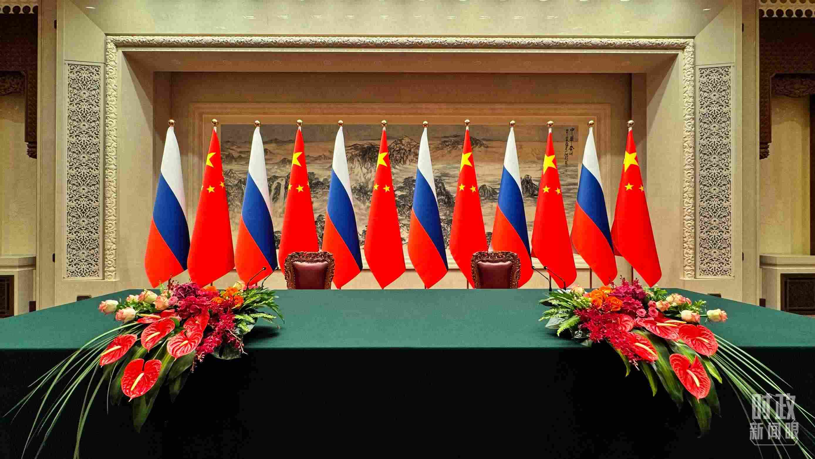 △會談后，中俄兩國元首出席簽字儀式并共見記者，這是開始前的現(xiàn)場。（總臺央視記者李增仁拍攝）