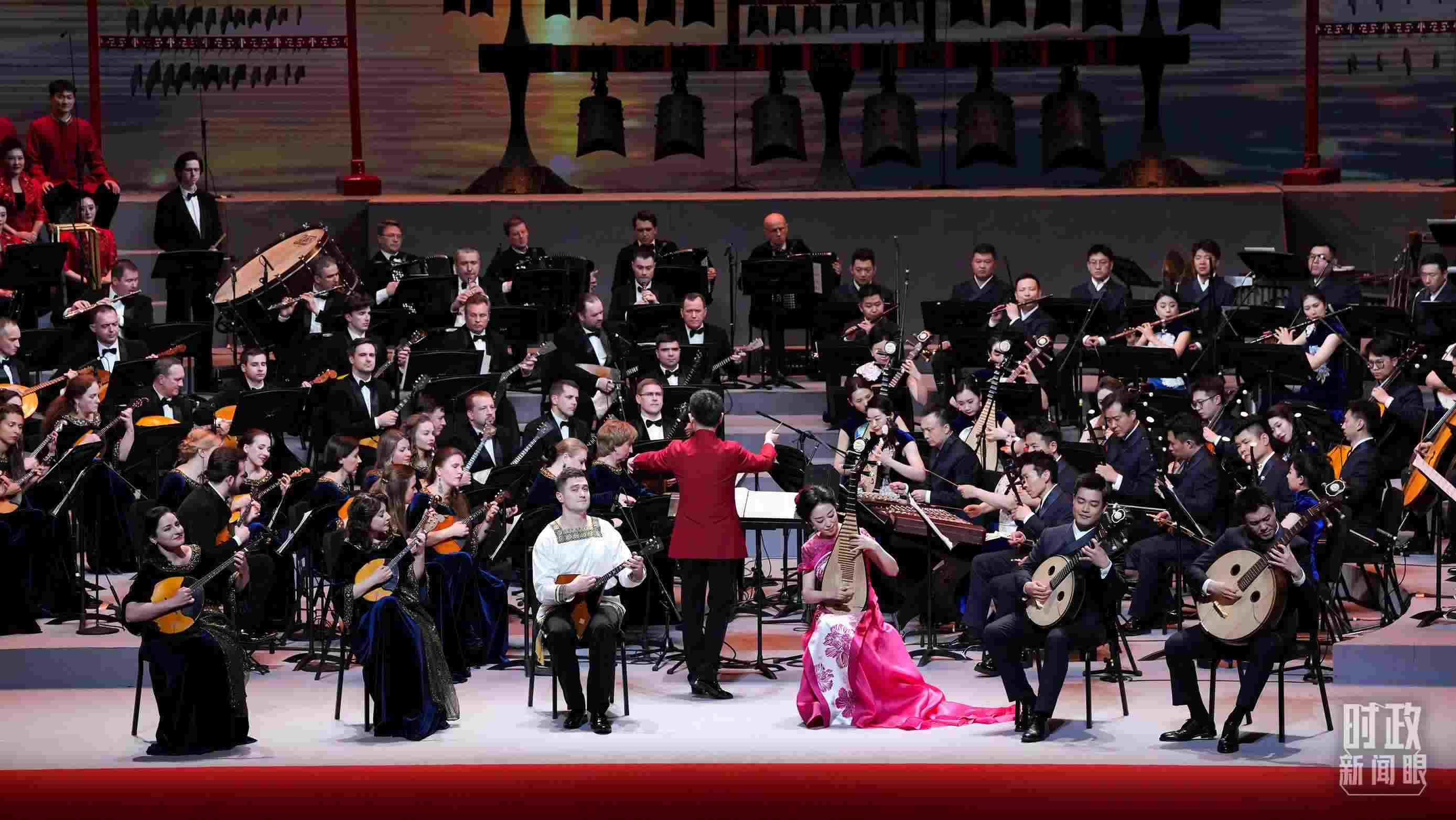 △前來參加音樂會的中俄藝術(shù)家匯聚一堂。（總臺央視記者李增仁、國廣記者李晉拍攝）