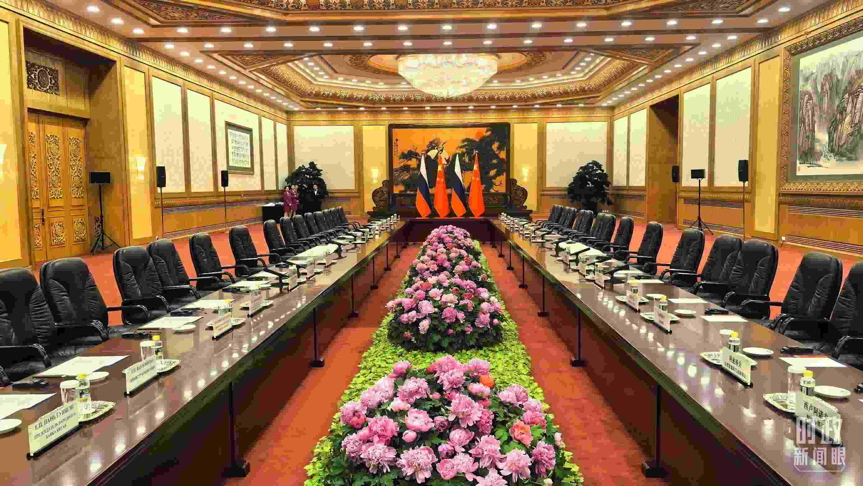 △中俄兩國元首隨后主持大范圍會談，這是會談開始前的現(xiàn)場。（總臺央視記者鄂介甫拍攝）