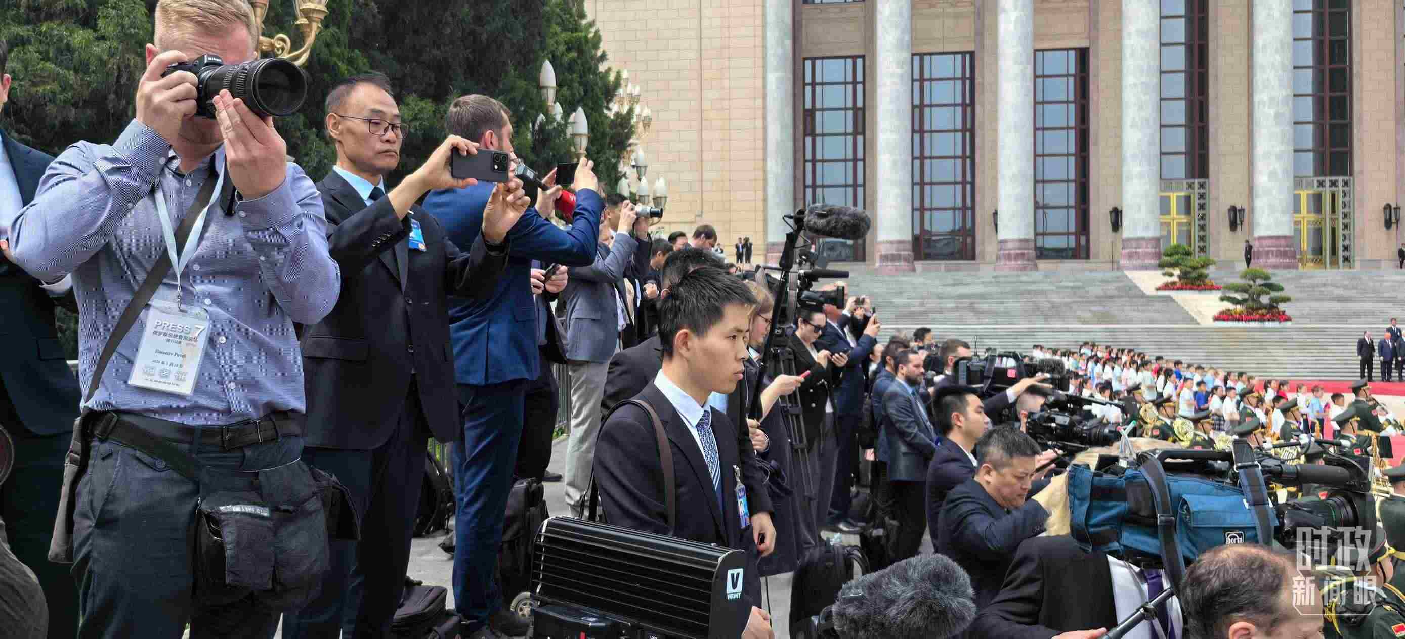 △當(dāng)天參與現(xiàn)場報道的中外記者。（總臺央視記者楊波、王子杭拍攝）