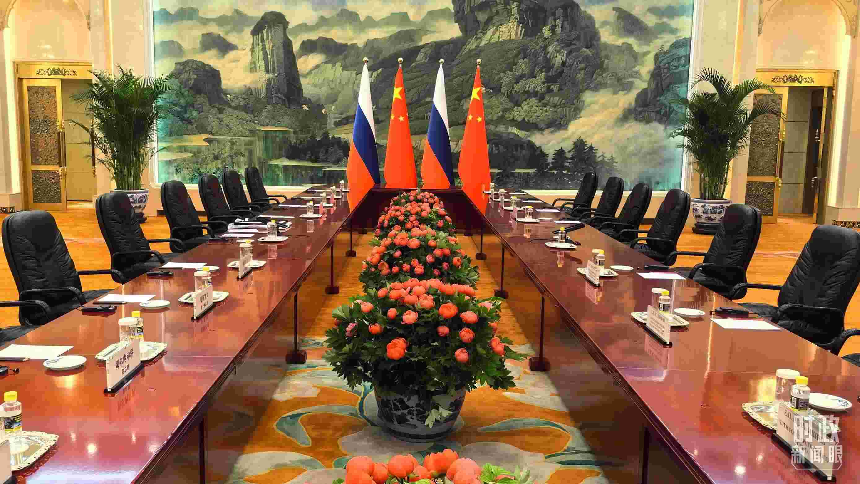 △中俄兩國元首首先舉行小范圍會談，這是會談開始前的現(xiàn)場。（總臺央視記者鄂介甫拍攝）