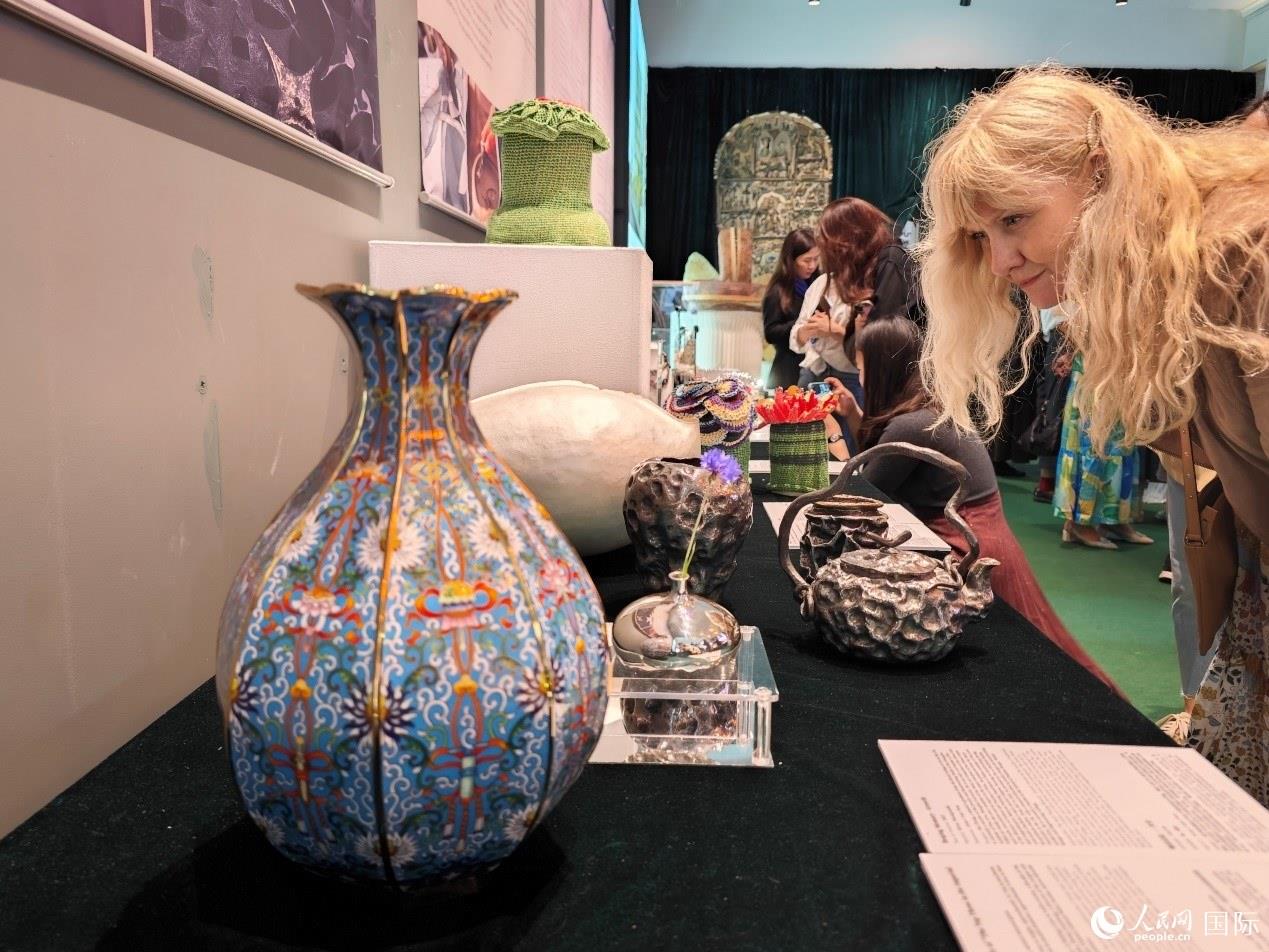 英國觀眾被中國手工藝制品所吸引。邢雪攝