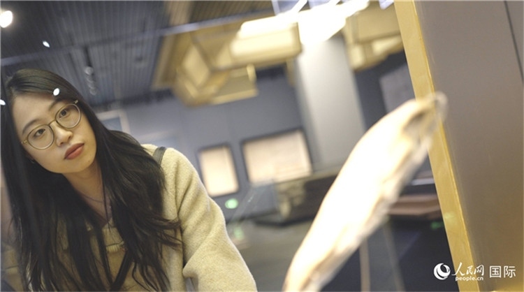 尹怡然在殷墟博物館新館參觀。人民網(wǎng)記者 劉寧攝