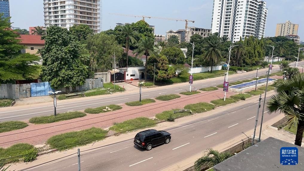 這是5月19日在剛果（金）首都金沙薩拍攝的街景（手機照片）。新華社發(fā)