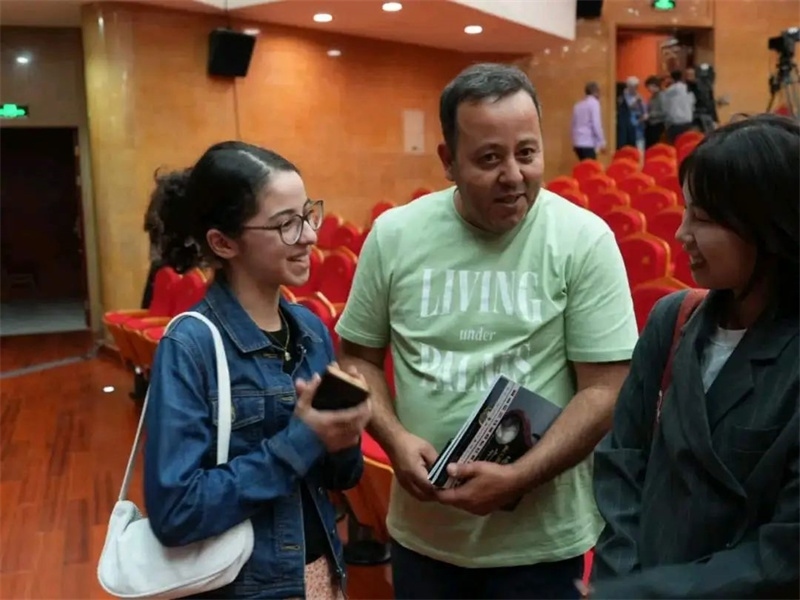 阿爾及利亞市民拉納·艾薩尼和她父親現(xiàn)場(chǎng)聆聽中阿交響樂演出 。蘇州交響樂團(tuán)供圖