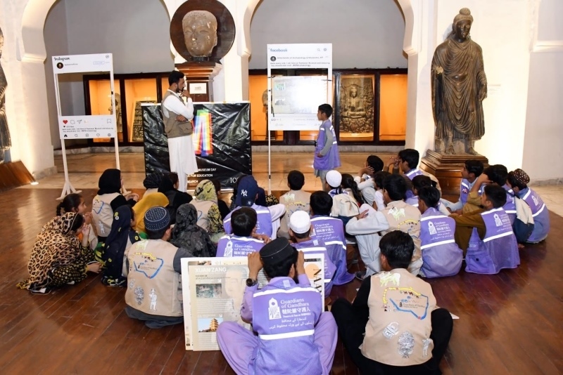 志愿者在博物館給孩子們開展互動講解?！瓣恿_守護人”供圖