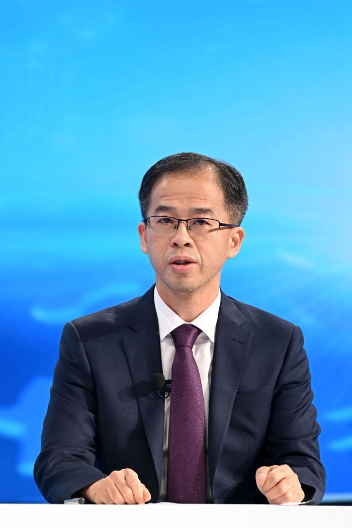 商務(wù)部政研室副主任丁維順在“中國(guó)經(jīng)濟(jì)圓桌會(huì)”錄制現(xiàn)場(chǎng)交流發(fā)言。新華社記者 金良快 攝