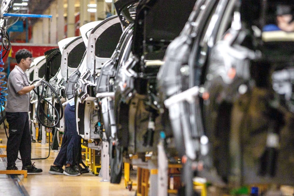 2023年9月7日，在位于泰國(guó)春武里府的上汽正大公司汽車工廠，工人在生產(chǎn)車間內(nèi)工作。新華社記者 王騰 攝