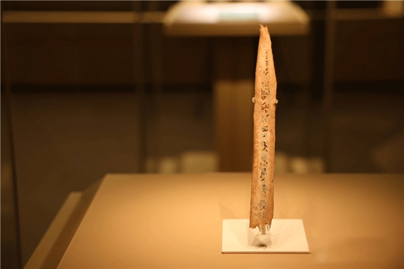 △殷墟博物館新館中展有我國(guó)博物館現(xiàn)存唯一一件文字鑲嵌綠松石甲骨。