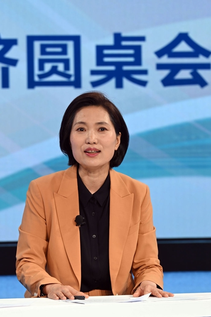 中國(guó)宏觀經(jīng)濟(jì)研究院對(duì)外經(jīng)濟(jì)研究所研究員曲鳳杰在“中國(guó)經(jīng)濟(jì)圓桌會(huì)”錄制現(xiàn)場(chǎng)交流發(fā)言。新華社記者 金良快 攝