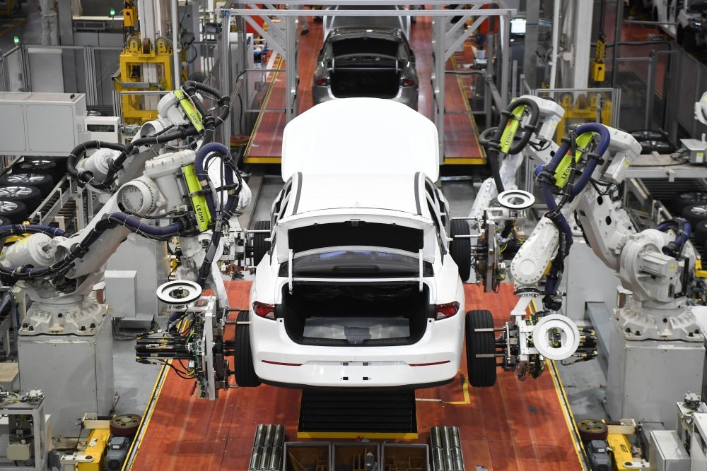 這是2024年4月24日拍攝的廣州廣汽埃安新能源汽車的全自動(dòng)化輪胎安裝工作站。新華社記者 鄧華 攝