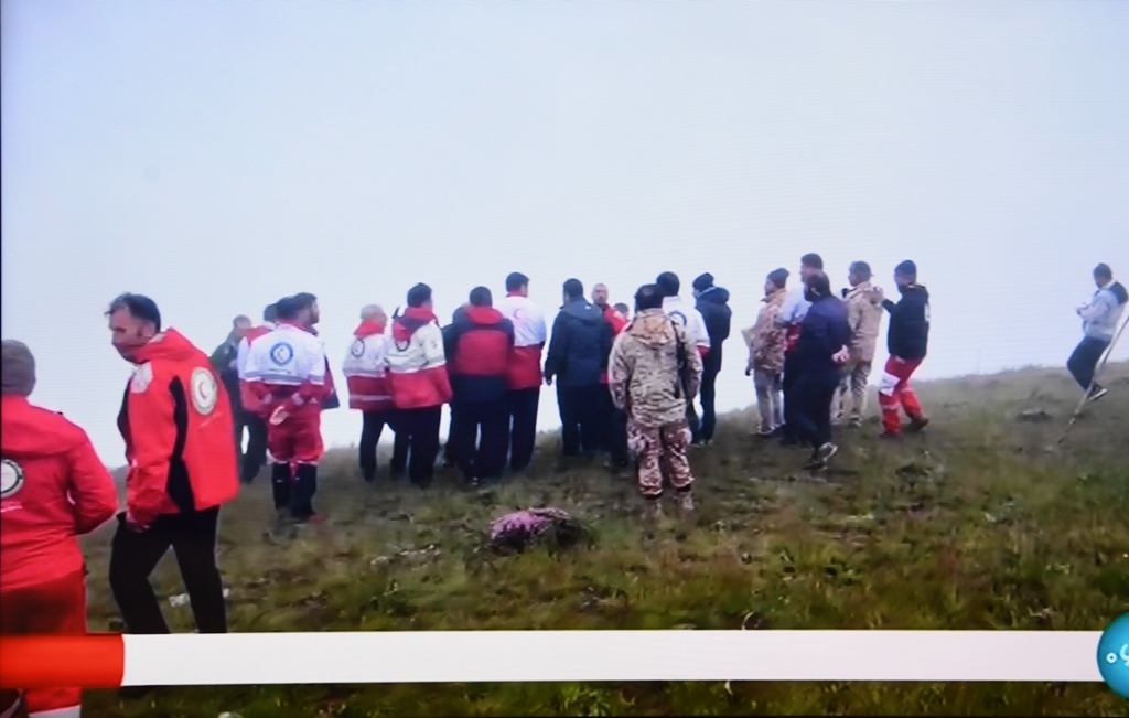 據(jù)伊朗邁赫爾通訊社5月20日報(bào)道，伊朗總統(tǒng)萊希在直升機(jī)事故中遇難。這是5月20日拍攝的伊朗國家電視臺播放的救援人員抵達(dá)事故現(xiàn)場的畫面。 新華社記者 沙達(dá)提 攝