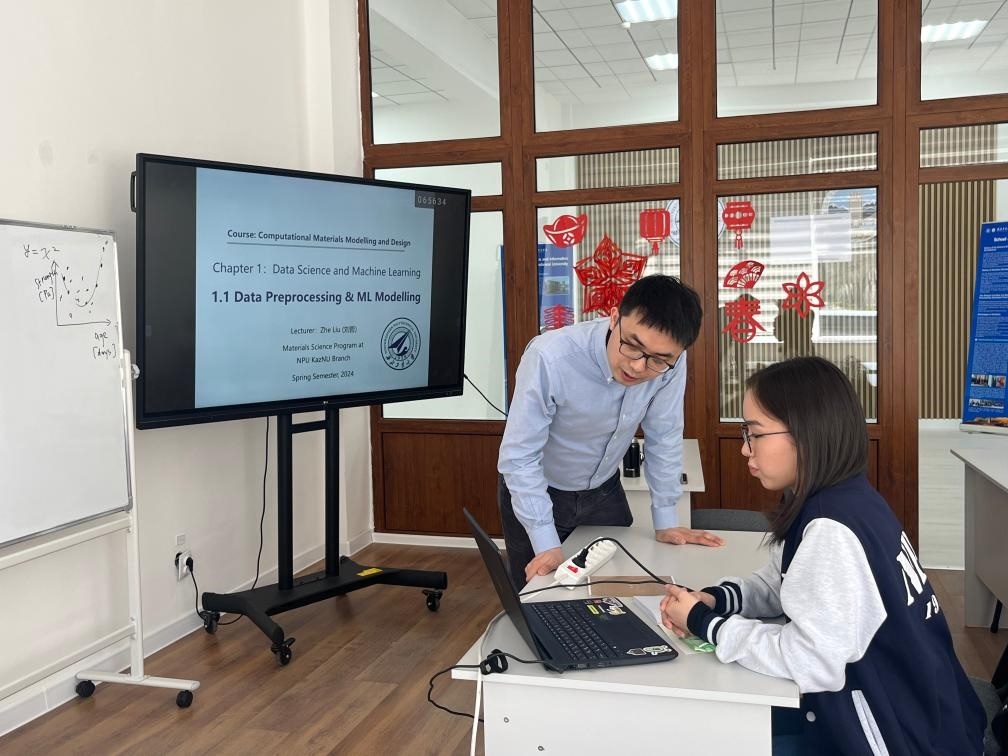 2024年4月，西北工業(yè)大學(xué)材料學(xué)院劉哲教授在西北工業(yè)大學(xué)哈薩克斯坦分校授課。（西北工業(yè)大學(xué)供圖）