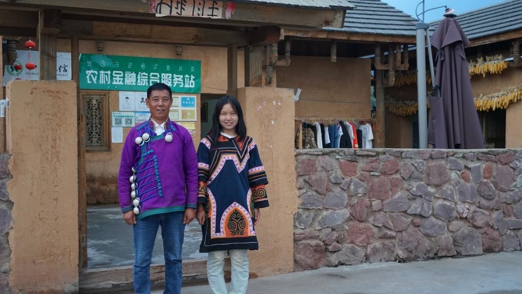 吉好有果和父親吉好也求在三河村新家合影。新華社記者 尹恒 攝