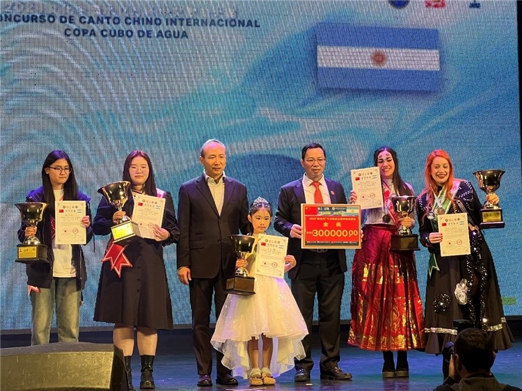 圖為中國駐阿根廷大使王衛(wèi)、阿根廷華文教育基金會會長劉芳勇為五名“金獎”選手頒獎（阿根廷拉普拉塔國立大學孔子學院供圖）