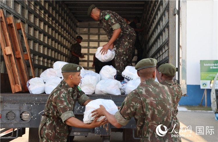 里約加利昂空軍基地，軍人在將捐贈物資裝車。人民網(wǎng)記者 時元皓攝