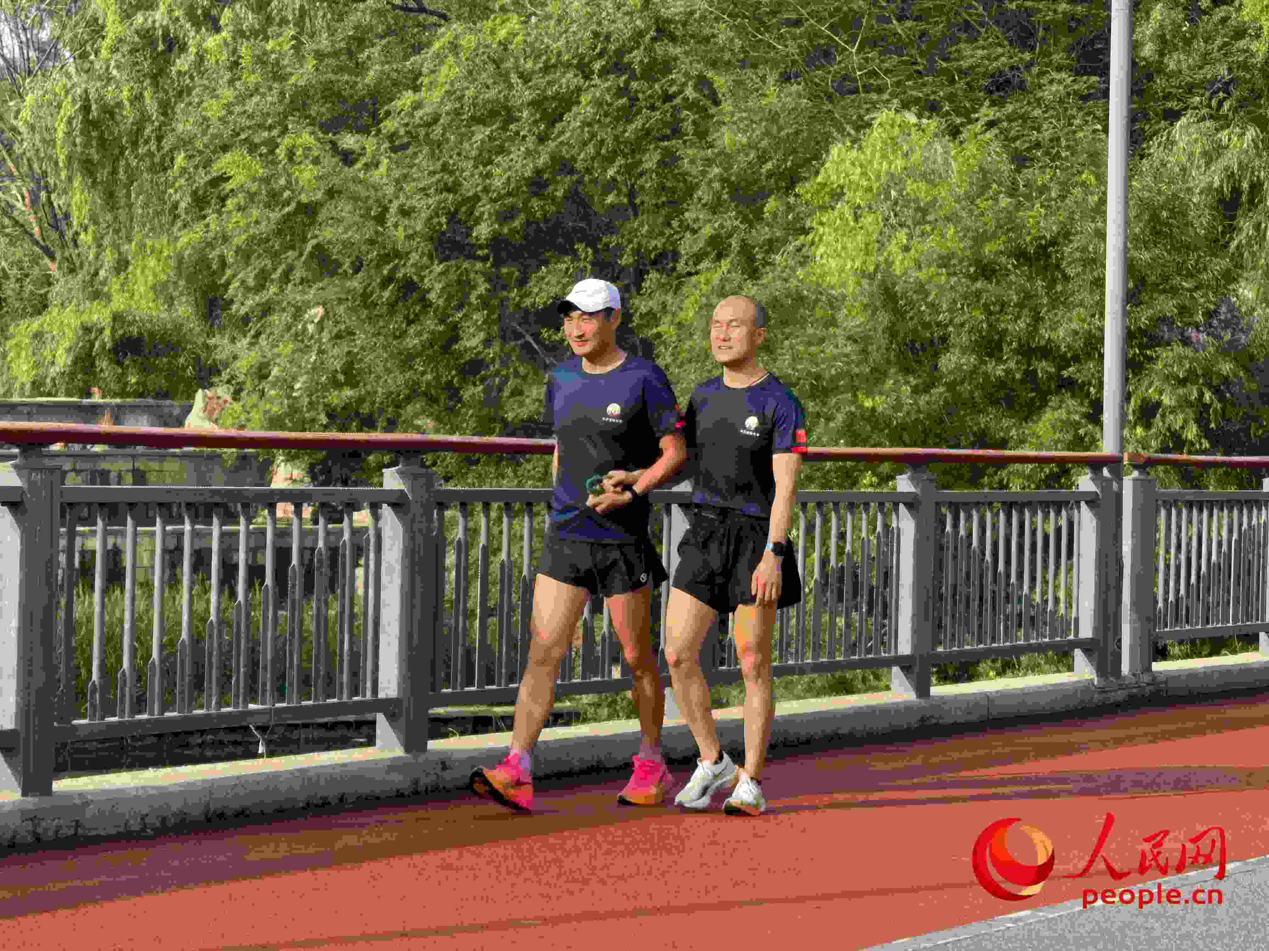 李玉寶和何亞君跑步后進行調整。人民網 周靜圓攝