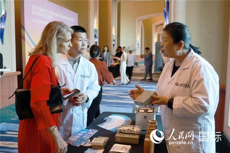 三亞市中醫(yī)院代表向來賓介紹中醫(yī)。人民網(wǎng)記者管克江攝