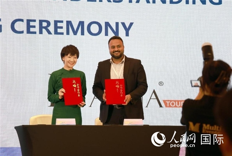 三亞與迪拜當(dāng)?shù)芈眯猩绾炇鸷献鲄f(xié)議。人民網(wǎng)記者管克江攝