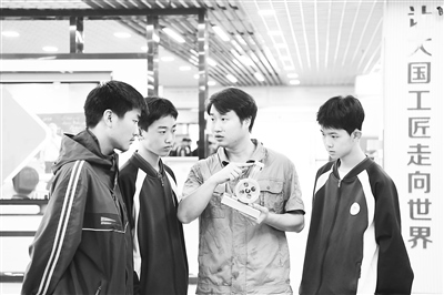 職業(yè)院校教師為數(shù)控技術(shù)應(yīng)用專(zhuān)業(yè)學(xué)生授課。 新華社記者 王全超攝