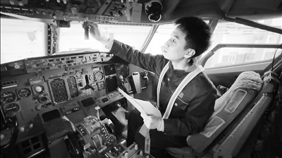  學(xué)生在西航職院實(shí)訓(xùn)基地培訓(xùn)。 王禹涵攝