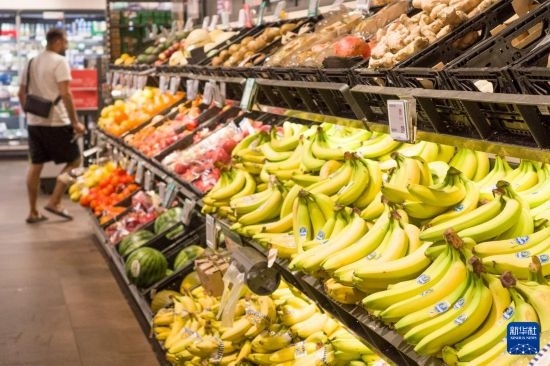 5月24日，顧客在德國(guó)柏林一家超市購(gòu)物。新華社記者 任鵬飛 攝