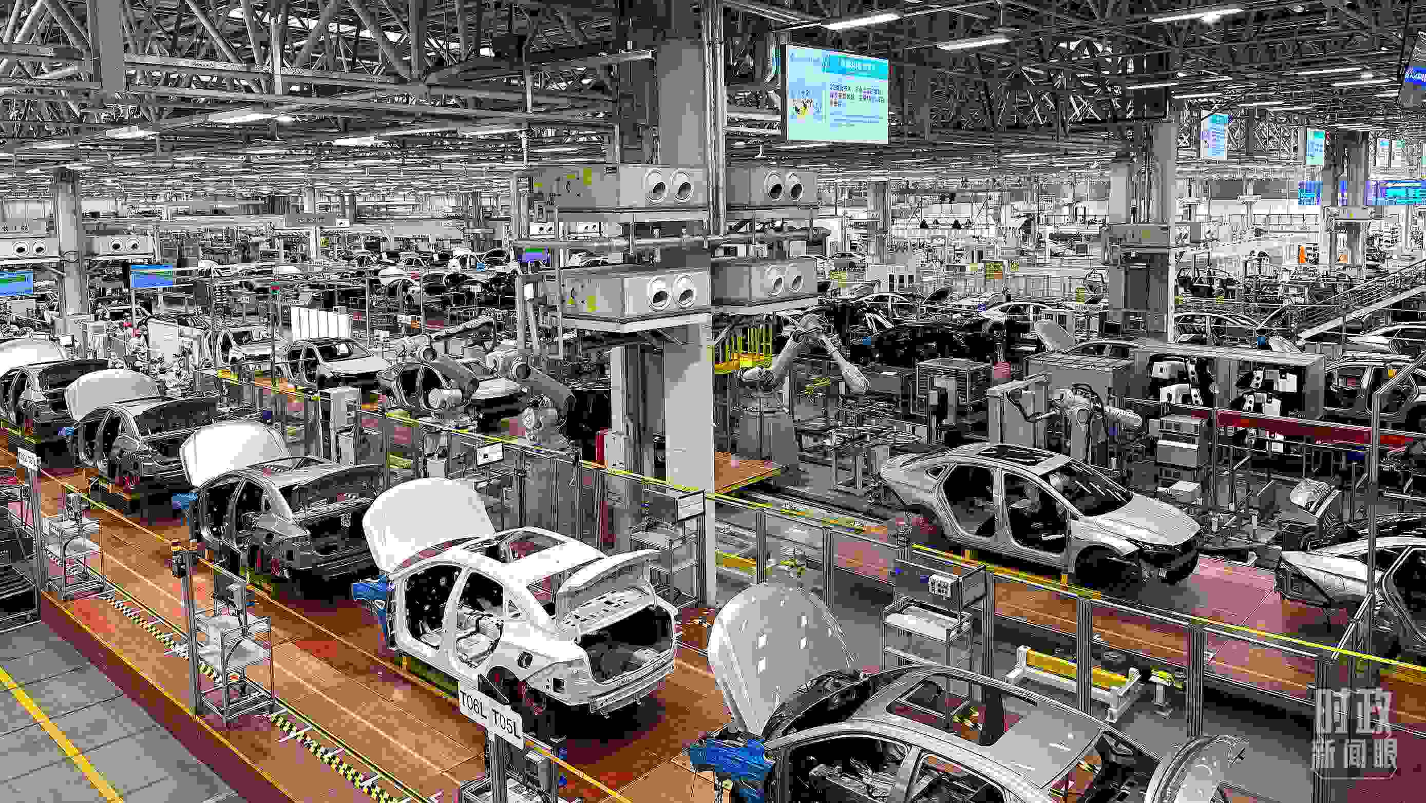 廣州廣汽埃安總裝車間智能生產(chǎn)線。2023年4月，習(xí)近平曾到這里考察。（總臺(tái)央視記者趙化拍攝）