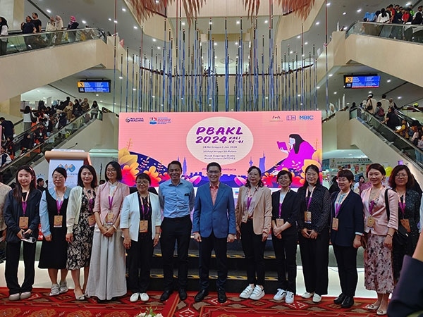 5月24日，在吉隆坡國(guó)際書(shū)展期間舉辦的中馬贈(zèng)書(shū)儀式。中國(guó)圖書(shū)進(jìn)出口（集團(tuán)）有限公司供圖