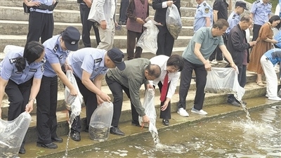 庭審后開展增殖放流。