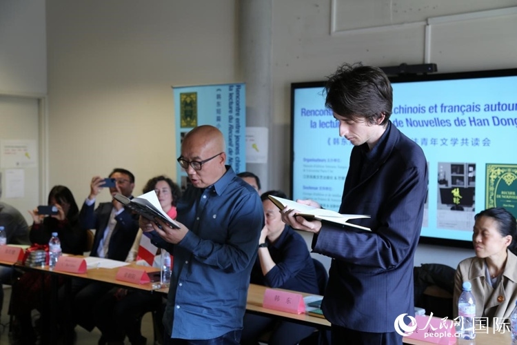 法國學(xué)子與作家韓東共讀小說選段。人民網(wǎng)記者 于超凡攝