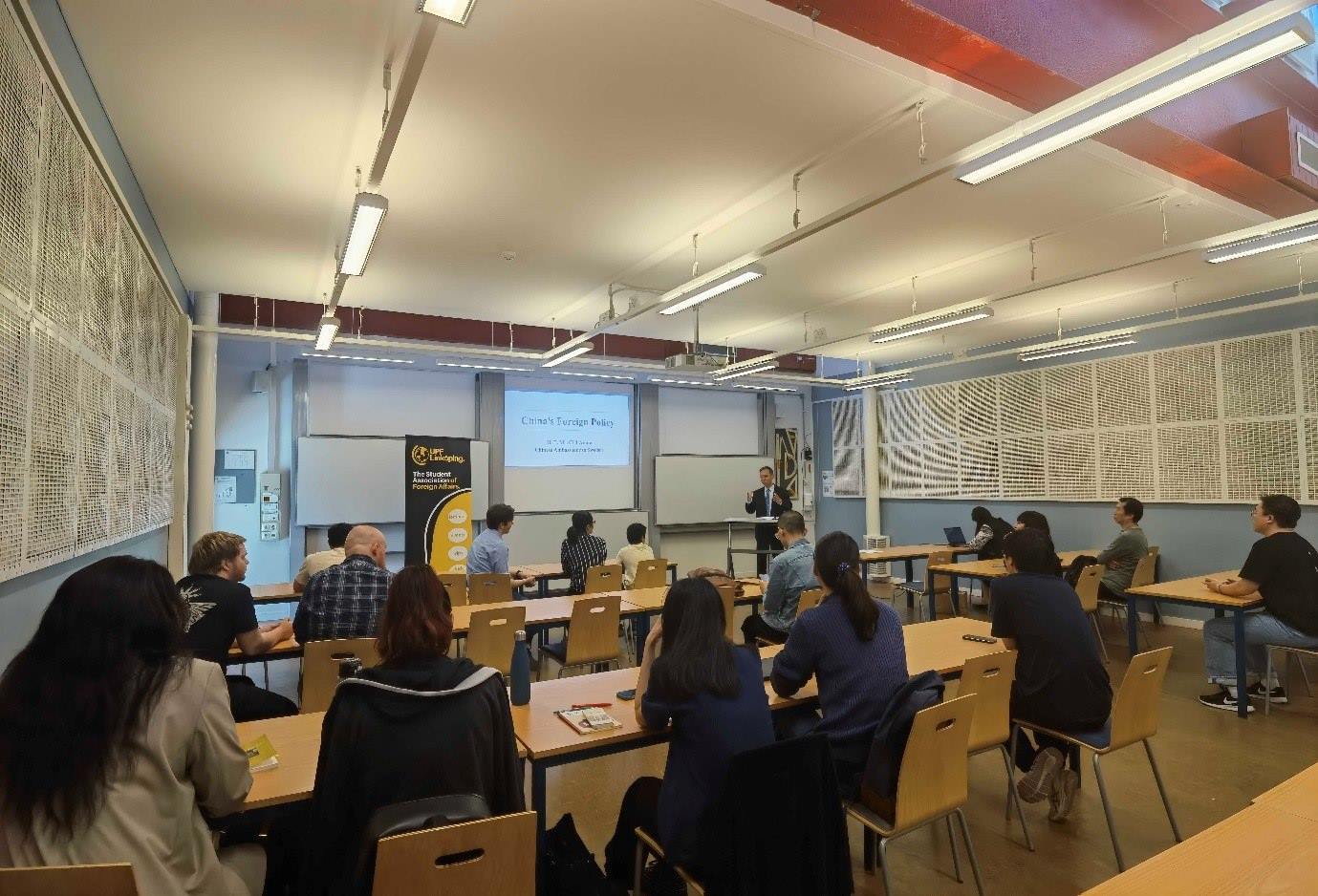 中國駐瑞典大使崔愛民與同學(xué)們互動并回答問題。中國駐瑞典大使館供圖