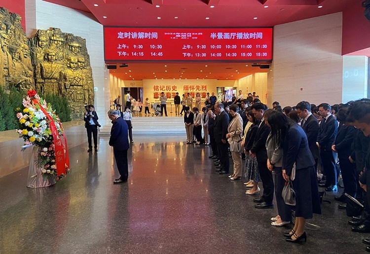 創(chuàng)價(jià)學(xué)會(huì)會(huì)長原田稔及青年代表團(tuán)向中國人民抗日戰(zhàn)爭紀(jì)念館敬獻(xiàn)花籃。中國人民抗日戰(zhàn)爭紀(jì)念館供圖