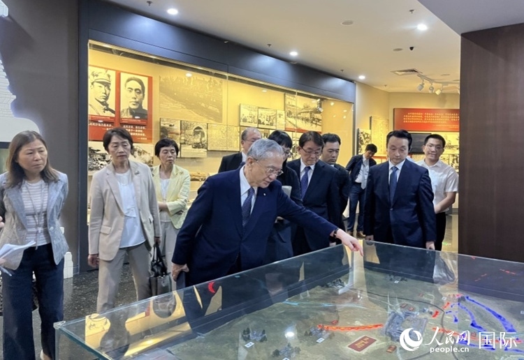 創(chuàng)價(jià)學(xué)會(huì)會(huì)長原田稔（中）與青年代表團(tuán)成員訪問中國人民抗日戰(zhàn)爭紀(jì)念館。人民網(wǎng)記者 陳思攝