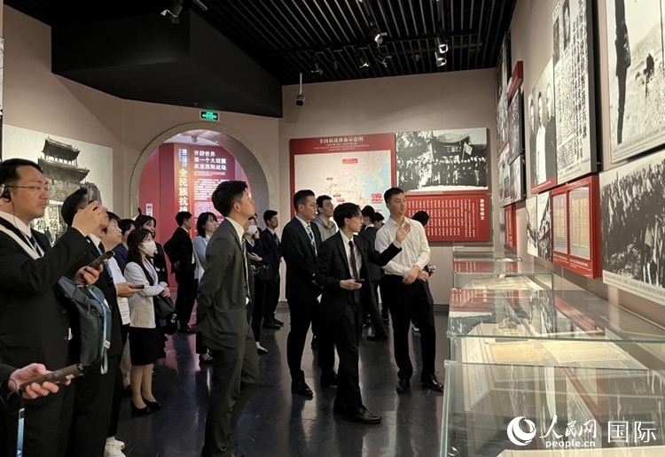 創(chuàng)價(jià)學(xué)會(huì)青年代表團(tuán)成員在中國人民抗日戰(zhàn)爭紀(jì)念館參觀。人民網(wǎng)記者 陳思攝