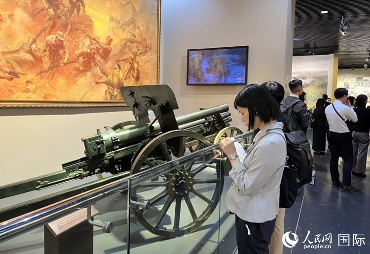 創(chuàng)價(jià)學(xué)會(huì)青年代表團(tuán)成員在中國人民抗日戰(zhàn)爭紀(jì)念館參觀。人民網(wǎng)記者 陳思攝