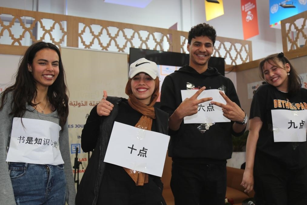 2024年4月24日，突尼斯高中生在首都突尼斯市舉辦的突尼斯國際書展上表演漢語節(jié)目。新華社發(fā)（阿代爾攝）